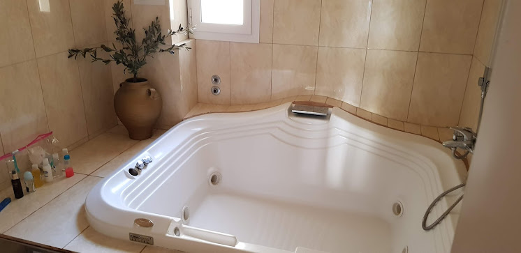 Queen Leriotis Hotel - interior photo 16