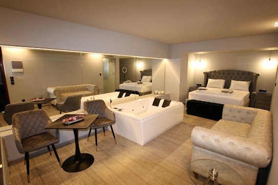 Castle De Paris Hotel - property photo 8